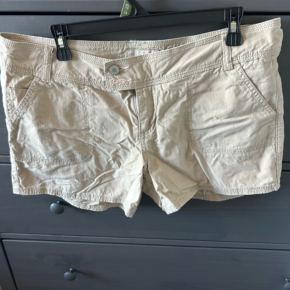 Tan Cargo Shorts with Mid-Length Cut and Cotton Blend